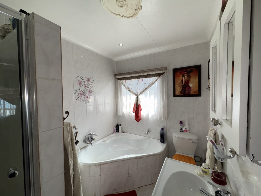 4 Bedroom Property for Sale in Heuwelsig North West